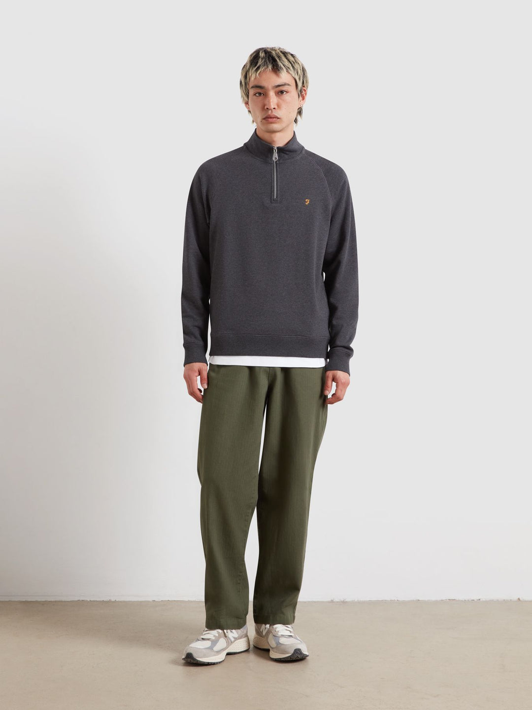 FARAH ARNOLD 1/4 ZIP - WASHED BLACK