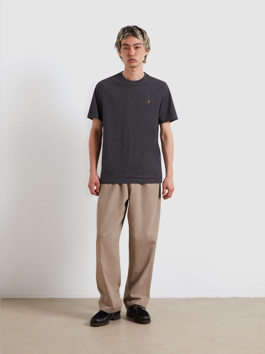 FARAH DANNY REG SS TEE - WASHED BLACK