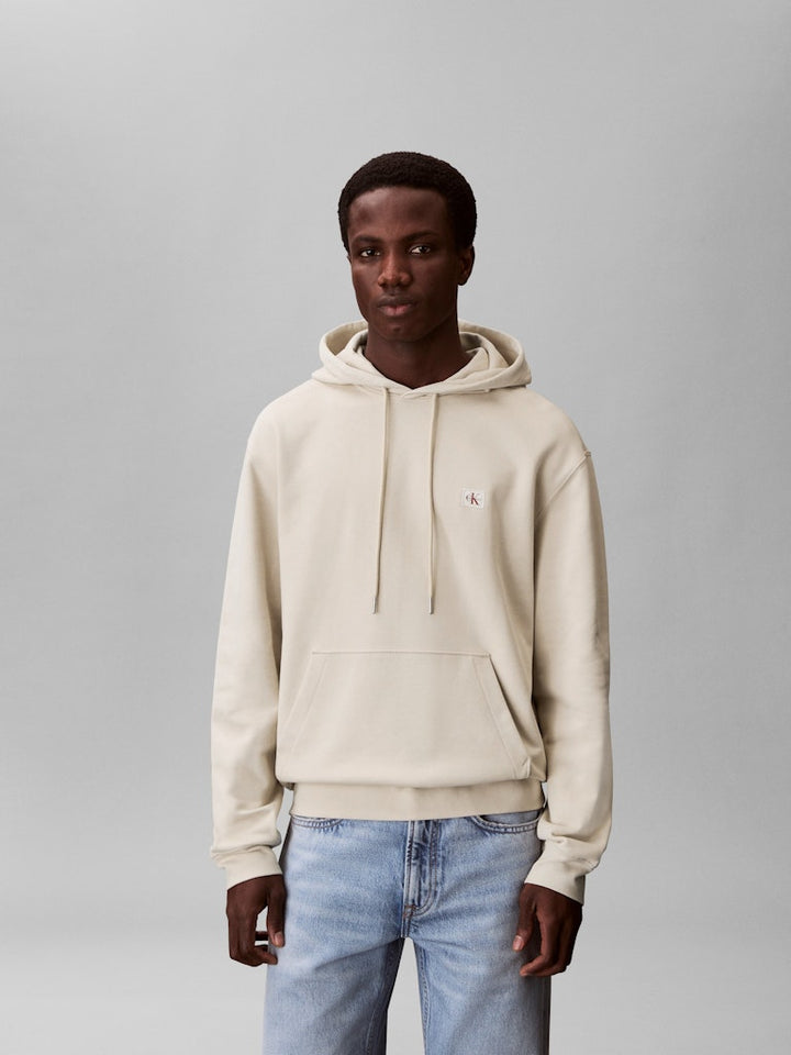 CKJ LS EU 350TERRY BADGE HOOD - OATMEAL