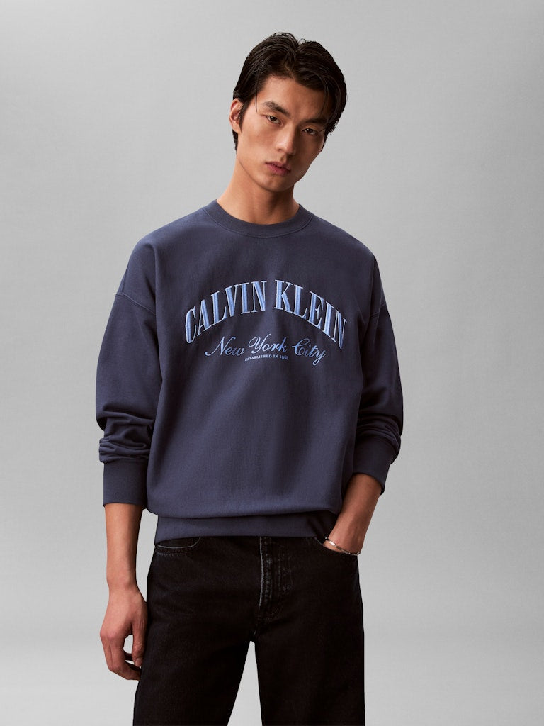 CKJ LS PREMIUM TERRY COLLEGIATE SWEAT DENIM