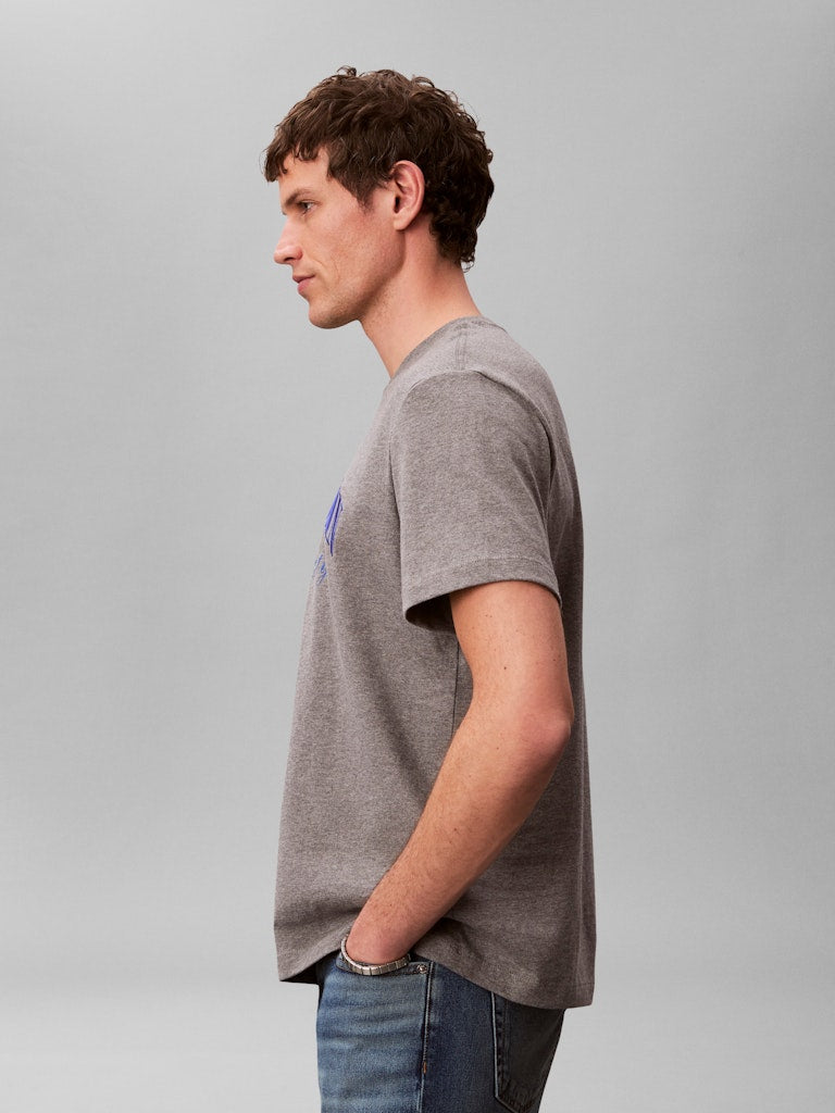 CKJ 20S MARCH GRAPHIC SEASONAL TEE - GREY