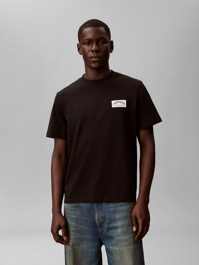 CKJ SS EASY COLLEGIATE BADGE TEE - BLACK