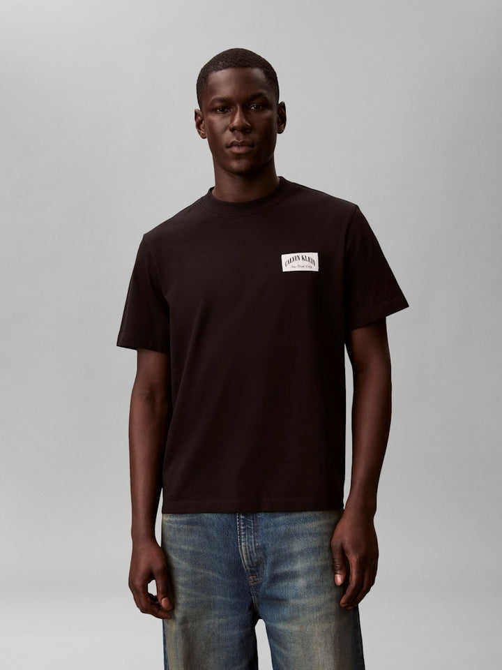 CKJ SS EASY COLLEGIATE BADGE TEE - BLACK