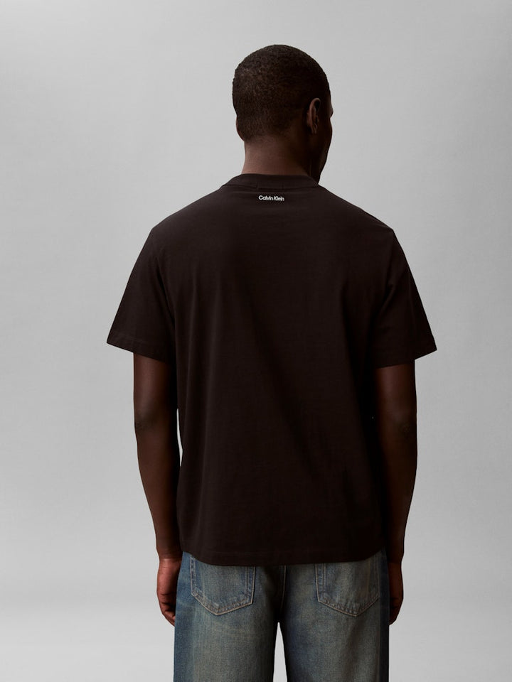 CKJ SS EASY COLLEGIATE BADGE TEE - BLACK