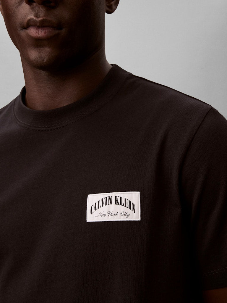CKJ SS EASY COLLEGIATE BADGE TEE - BLACK