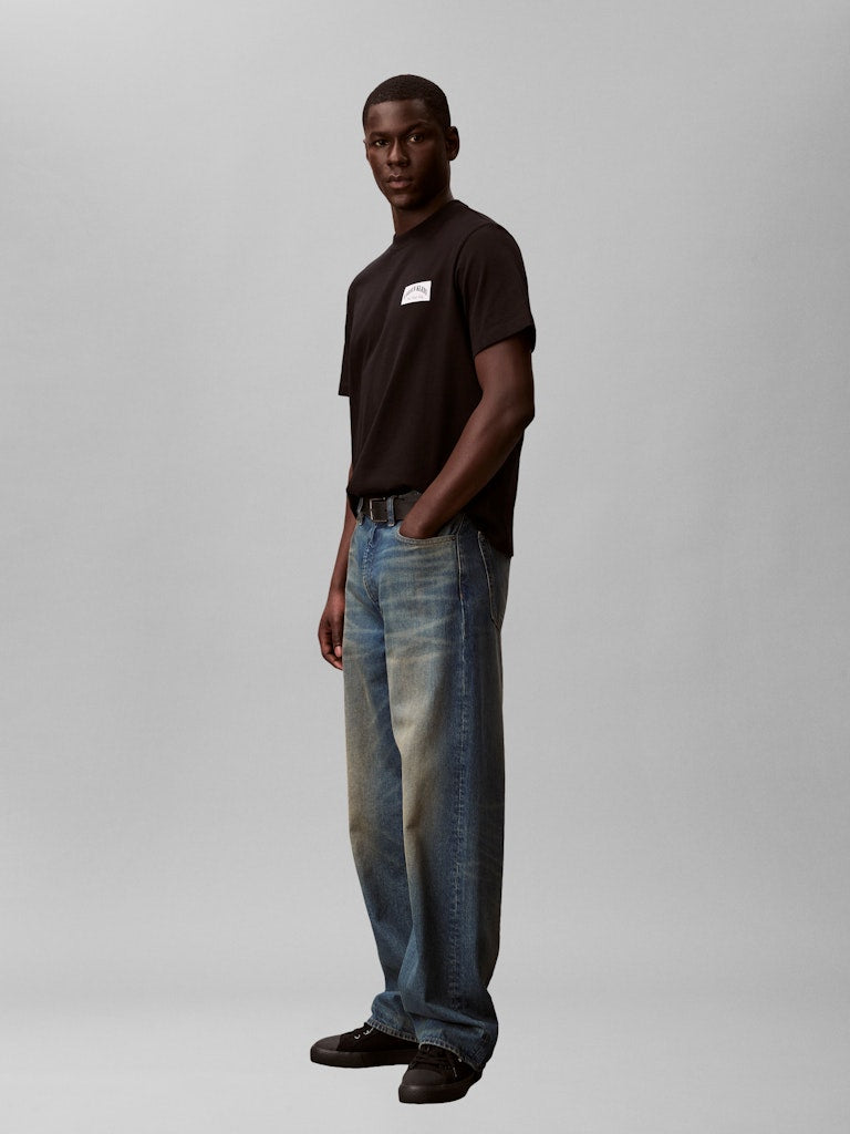 CKJ SS EASY COLLEGIATE BADGE TEE - BLACK
