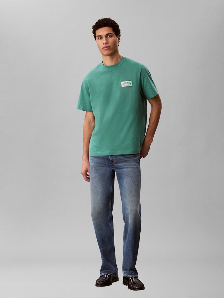 CKJ SS EASY COLLEGIATE BADGE TEE - GREEN