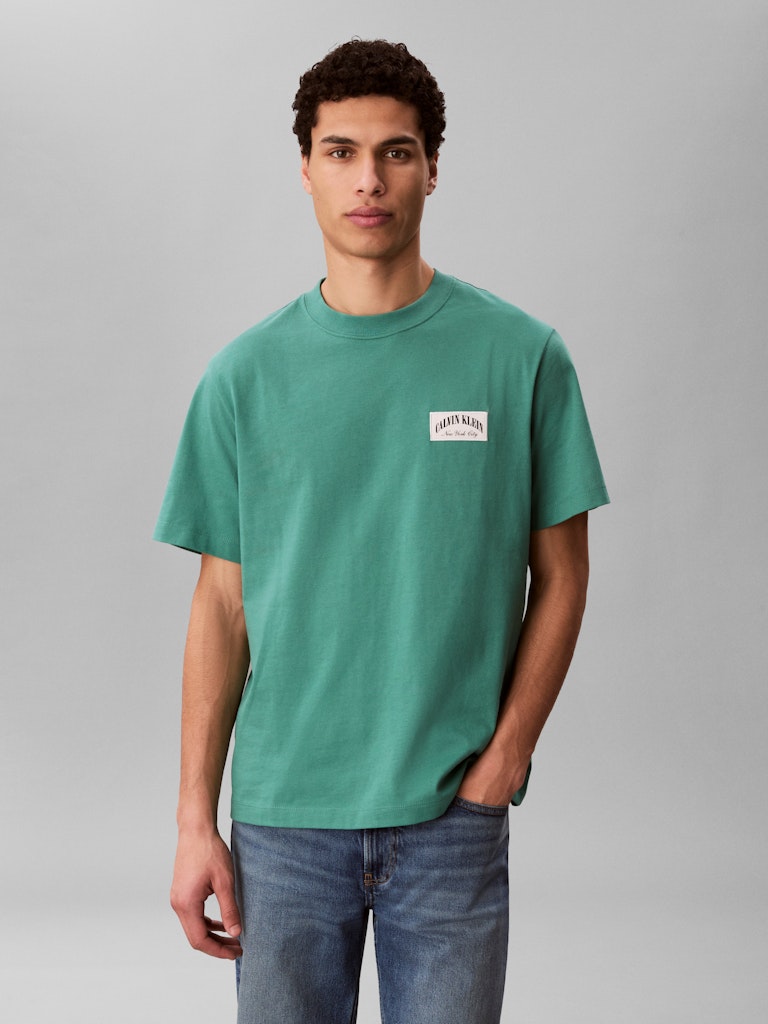 CKJ SS EASY COLLEGIATE BADGE TEE - GREEN