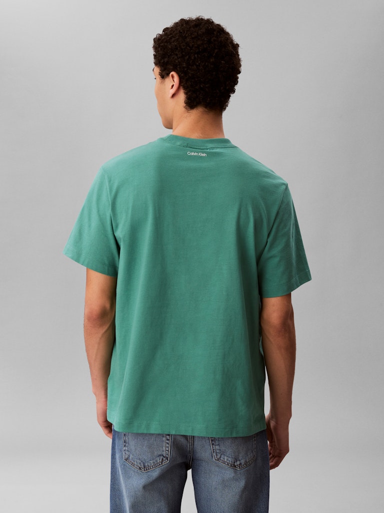 CKJ SS EASY COLLEGIATE BADGE TEE - GREEN