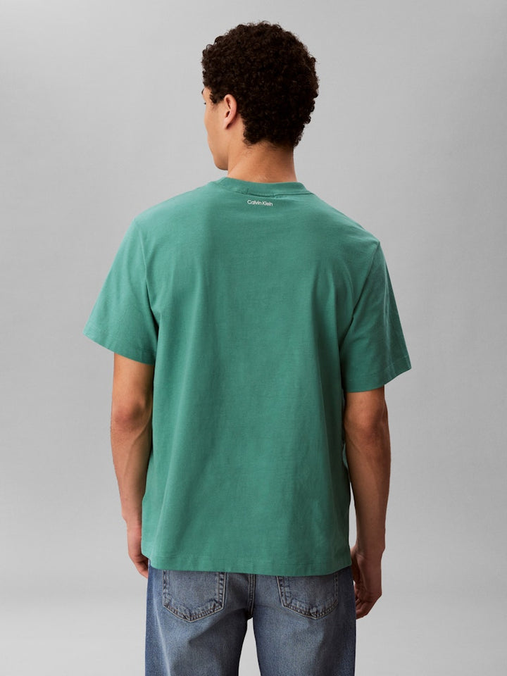 CKJ SS EASY COLLEGIATE BADGE TEE - GREEN