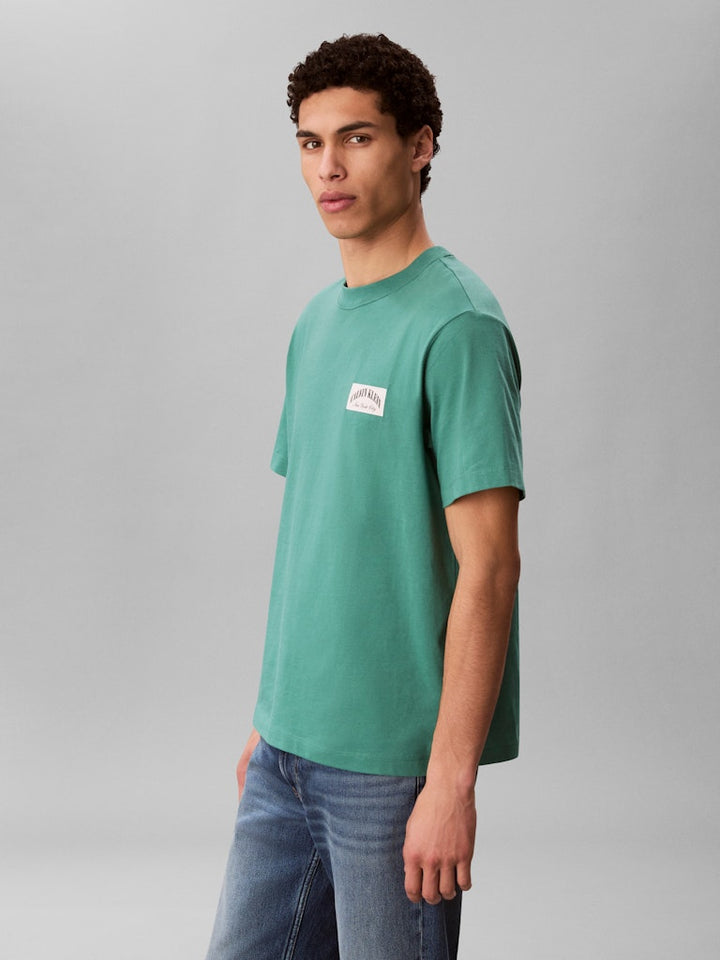 CKJ SS EASY COLLEGIATE BADGE TEE - GREEN