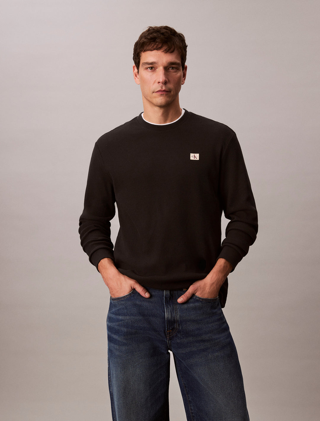CKJ LS WAFFLE BADGE CREW - BLACK