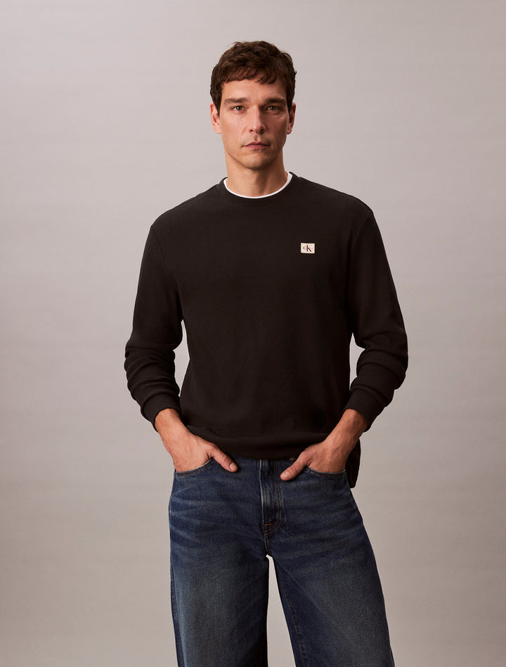 CKJ LS WAFFLE BADGE CREW - BLACK