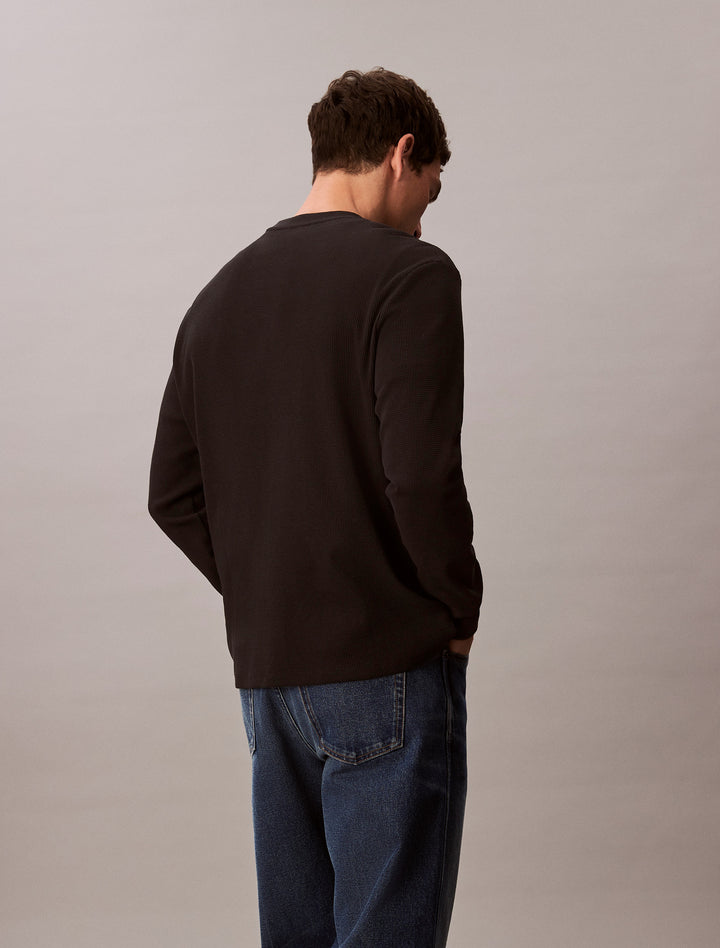 CKJ LS WAFFLE BADGE CREW - BLACK