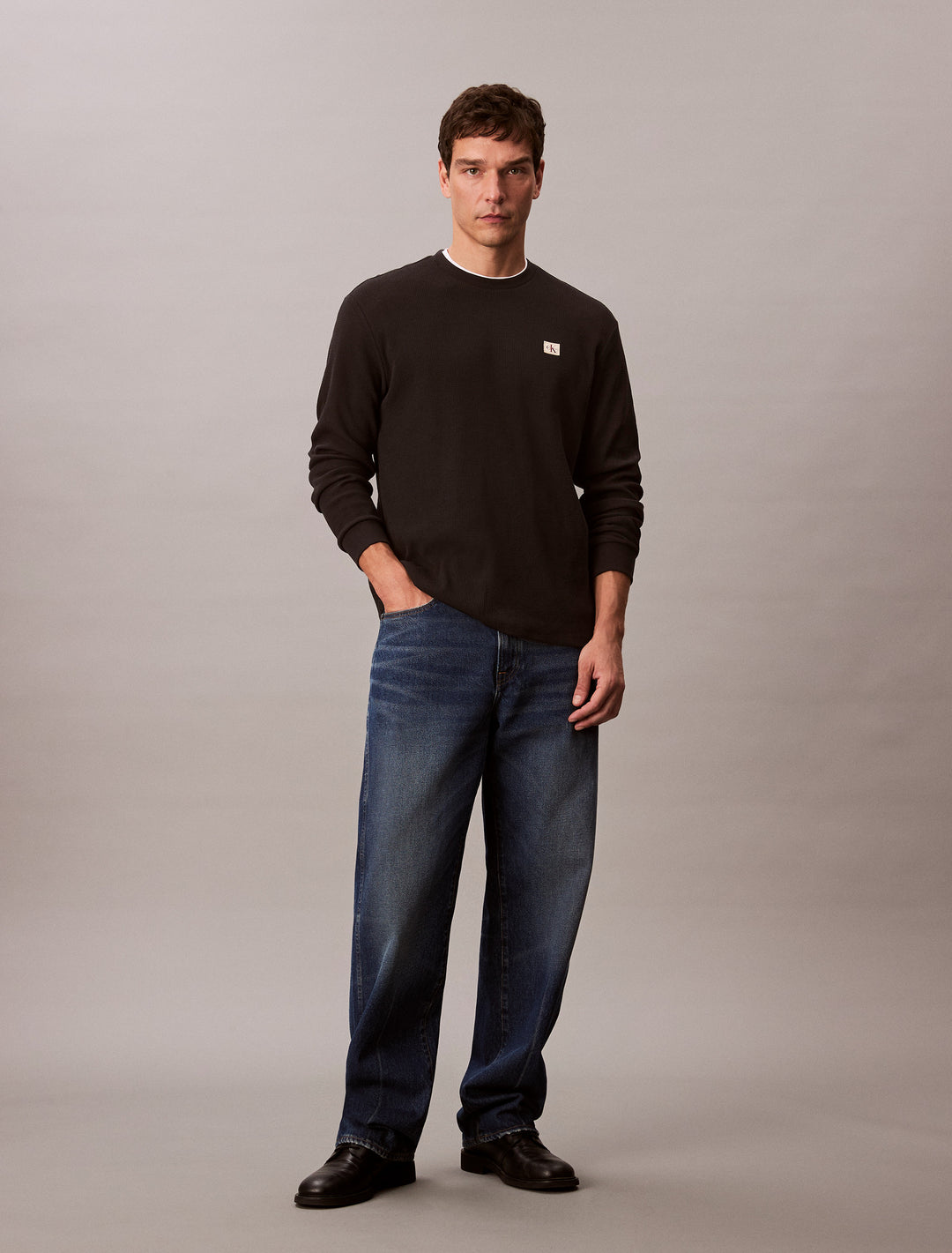 CKJ LS WAFFLE BADGE CREW - BLACK