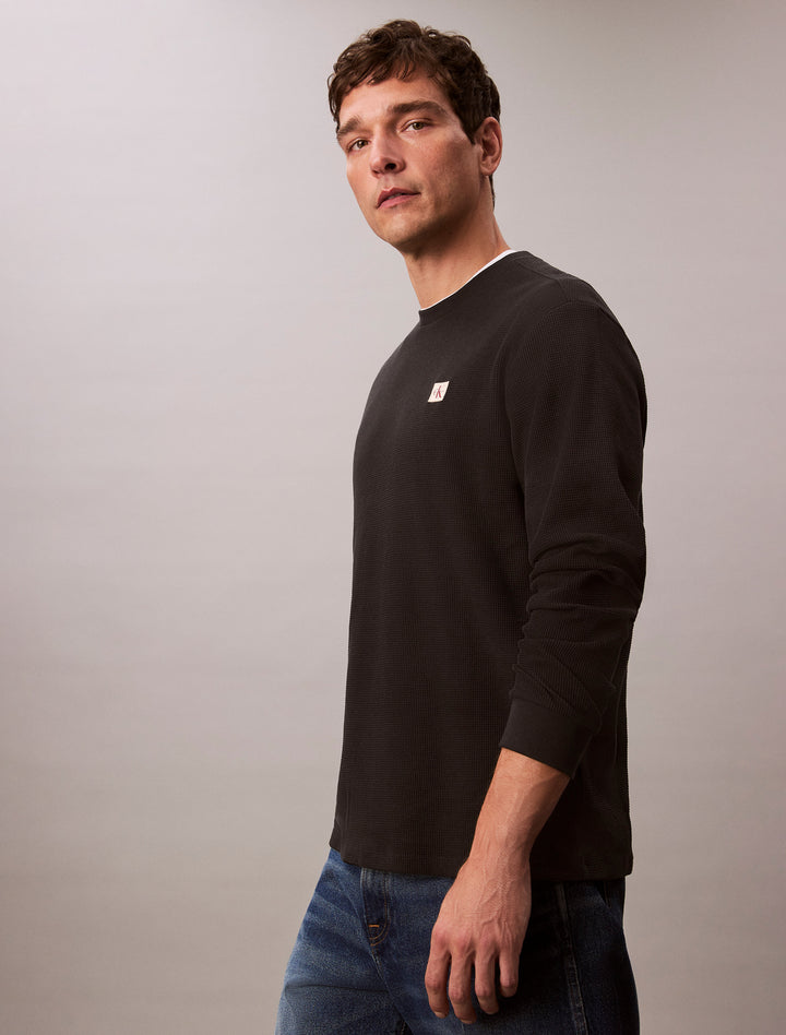 CKJ LS WAFFLE BADGE CREW - BLACK