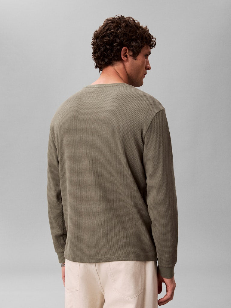 CKJ LS WAFFLE BADGE CREWNK - DUSTY OLIVE