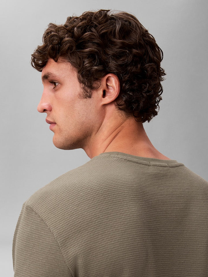 CKJ LS WAFFLE BADGE CREWNK - DUSTY OLIVE