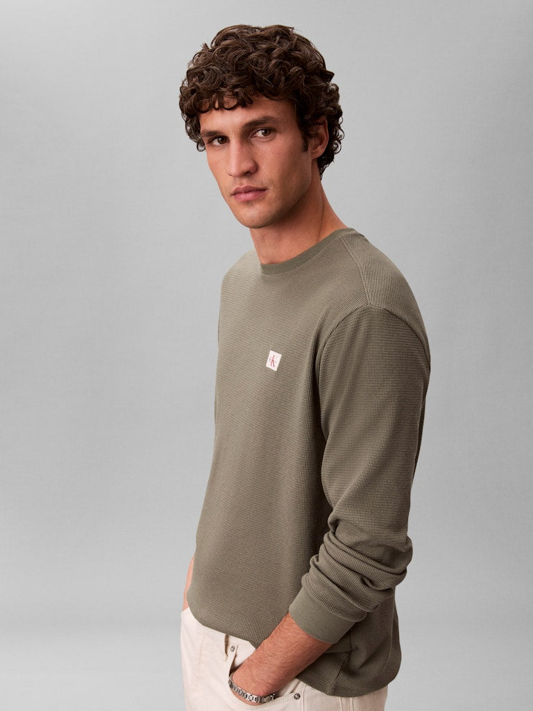 CKJ LS WAFFLE BADGE CREWNK - DUSTY OLIVE
