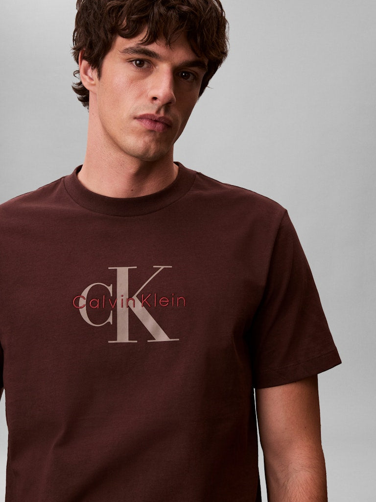 CALVIN KLEIN JEANS SS HERO MONOLOGO TEE - RICH BROWN