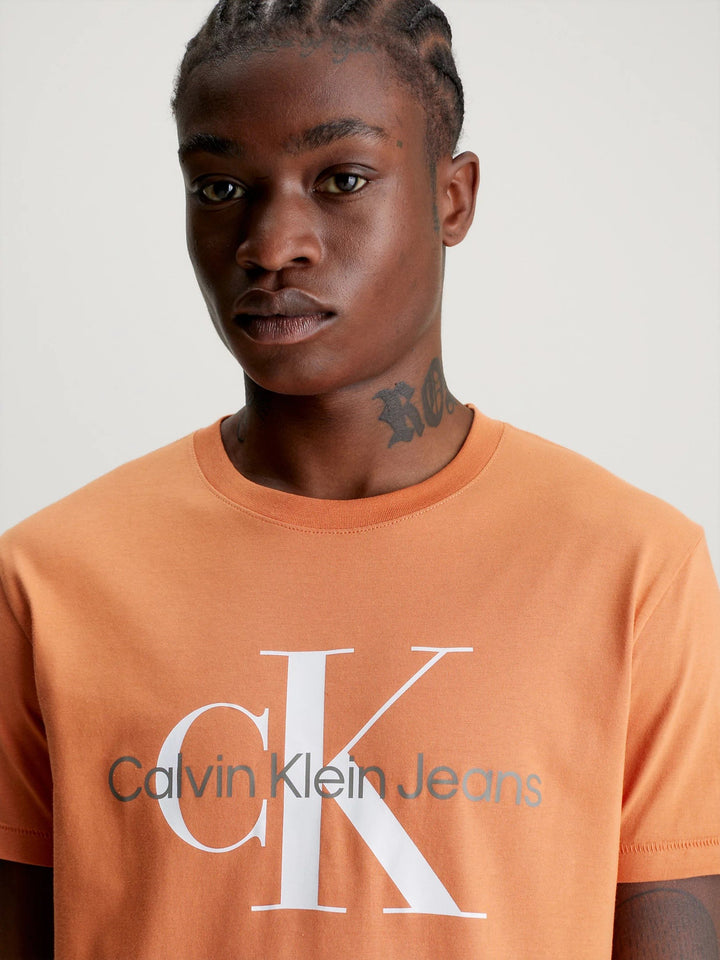 CKJ SEASONAL MONOLOGO TEE - BURNT CLAY