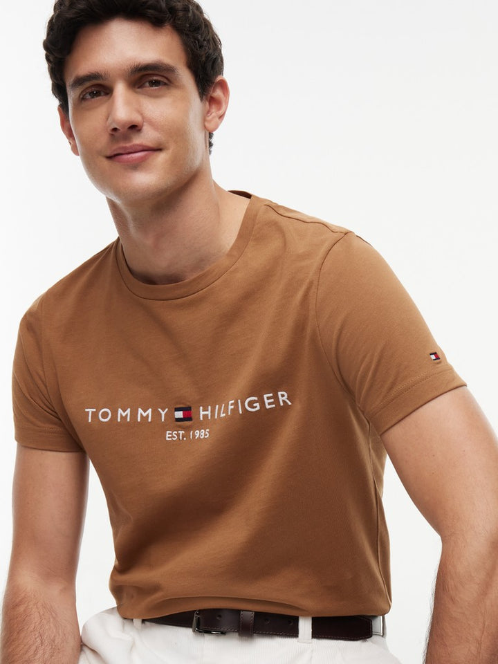TOMMY HILFIGER TOMMY LOGO TEE - TIMELESS TAWNY