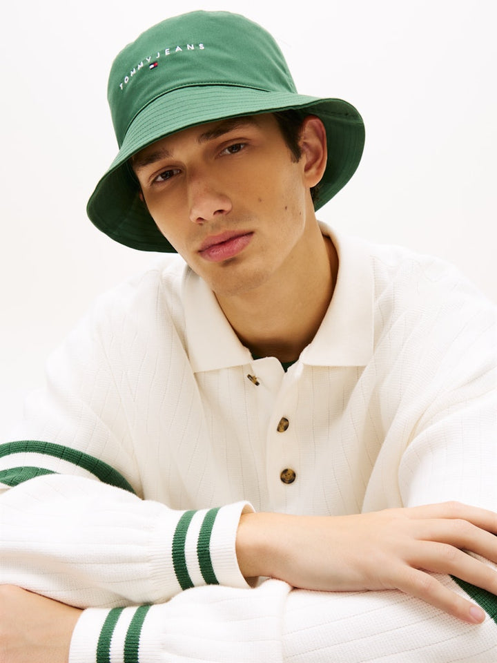 TOMMY JEANS LINEAR LOGO BUCKET - SHADOW PINE