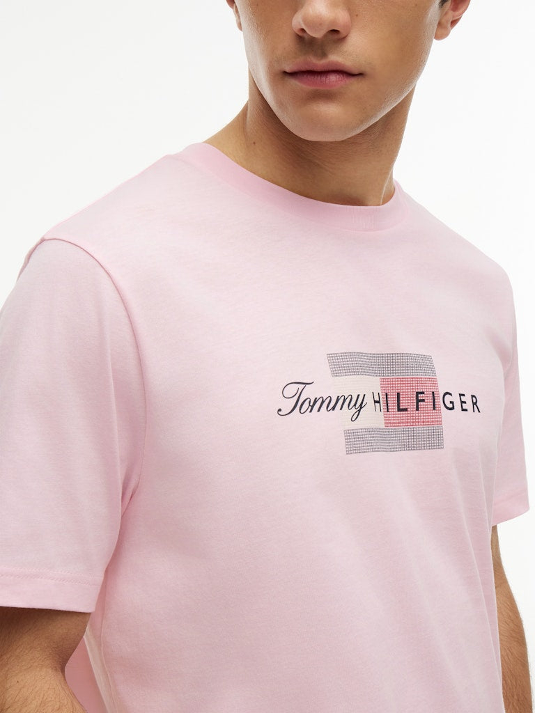 TOMMY HILFIGER SCRIPT FLAG REGULAR TEE - PINK LILY