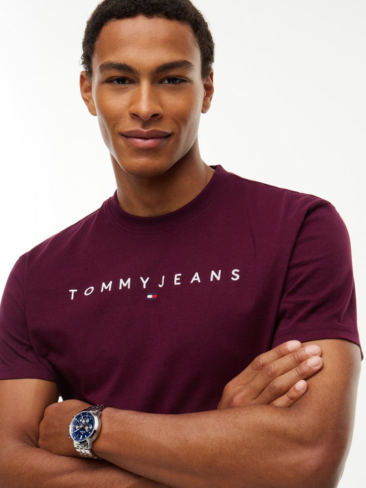 TOMMY JEANS REG LINEAR LOGO TEE - BERRY