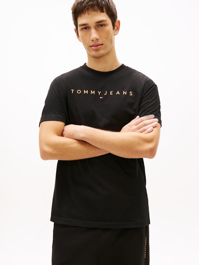 TOMMY JEANS REG LINEAR LOGO TEE - BLACK/SUN KISS