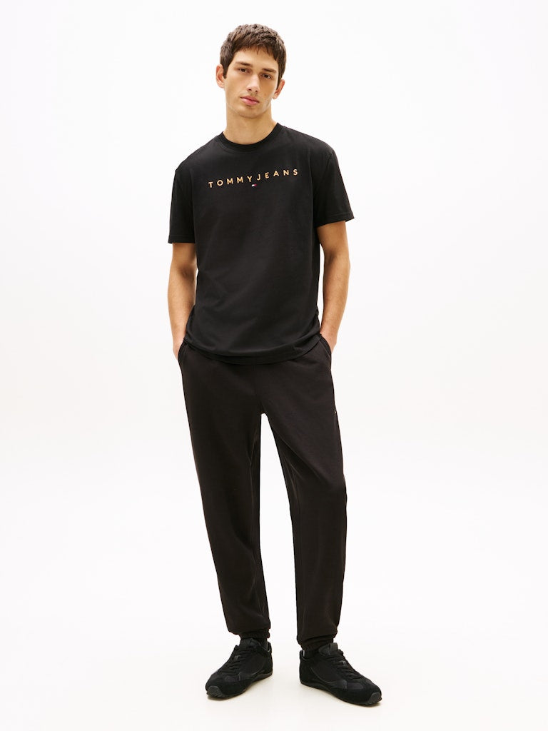 TOMMY JEANS REG LINEAR LOGO TEE - BLACK/SUN KISS