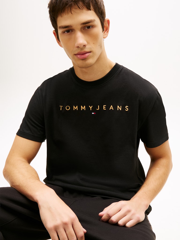 TOMMY JEANS REG LINEAR LOGO TEE - BLACK/SUN KISS