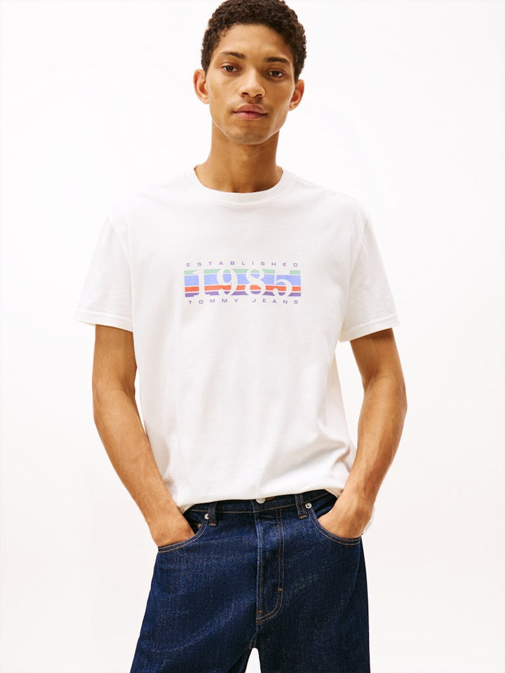 TOMMY JEANS REG 1985 DNA GRAPHIC TEE - ECRU