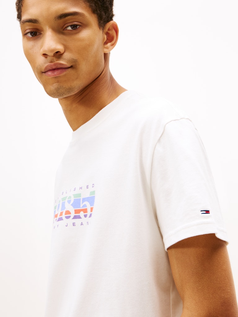 TOMMY JEANS REG 1985 DNA GRAPHIC TEE - ECRU